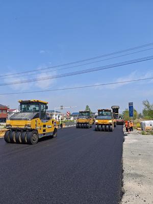 交通局:連云港市普通國省干線公路養(yǎng)護(hù)大中修(G204贛榆段)項(xiàng)目瀝青下面層攤鋪完成