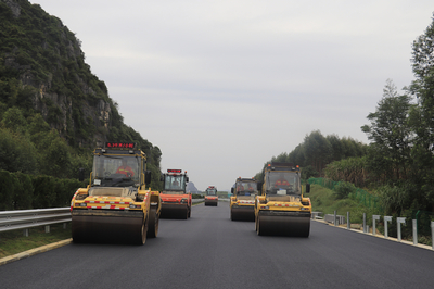 通車(chē)倒計(jì)時(shí)!吳隆高速公路主線瀝青路面順利完成攤鋪